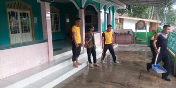 Polisi Serempak Gelar Jumat Bersih dengan Mendatangi Masjid
