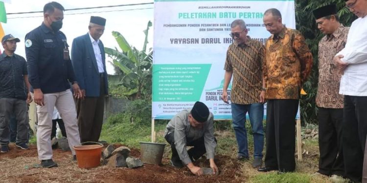 Peletakan Batu Pertama Pembangunan Ponpes Darul Ikhlas, Bojongasih Parakalsalak