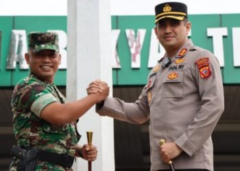 Dua Pejabat Institusi di Kota Sukabumi saat memperlihatkan sinergitas dua kekuatan usai pelaksanaan apel gabungan Jumat 11 November 2022.| Foto: Ist