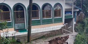 Masjid dan Rumah Warga di Gegerbitung Terancam Longsor
