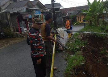 Police Line Terpasang di Ruas Jalan Parakansalak