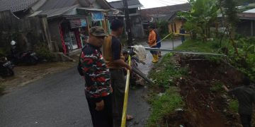 Police Line Terpasang di Ruas Jalan Parakansalak