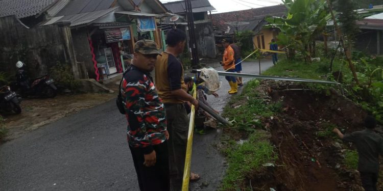 Police Line Terpasang di Ruas Jalan Parakansalak
