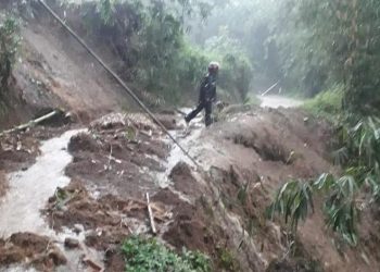 Longsor di Kadudampit Tutup Akses Jalan Desa