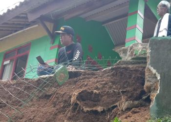 Bencana Longsor di Parakansalak Satu Keluarga Diungsikan