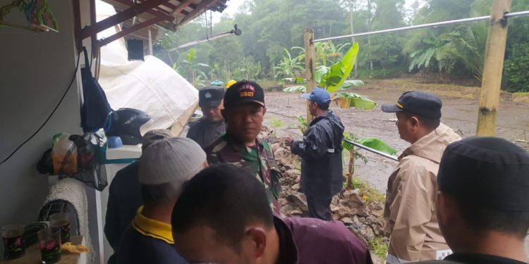 Tiga Rumah Terancam Longsor, Petugas Cek Lokasi Bencana