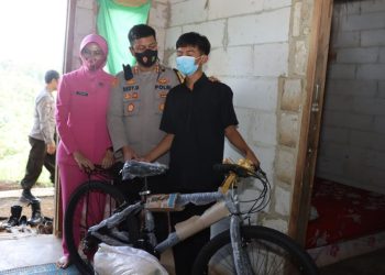 Pelajar yang Jadi Kepala Keluarga Dapat Bantuan dari Kapolres Sukabumi