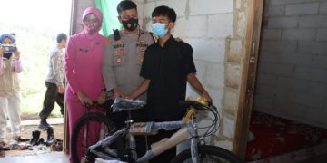 Pelajar yang Jadi Kepala Keluarga Dapat Bantuan dari Kapolres Sukabumi