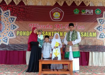 Cucu dari Abuya KH Onen Qurnaen dan Abuya KH Abdul Majid Banggakan Kedua Orang Tua