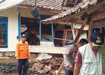 Dua Rumah Tertimpa Longsor di Cikakak Sukabumi
