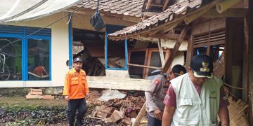 Dua Rumah Tertimpa Longsor di Cikakak Sukabumi