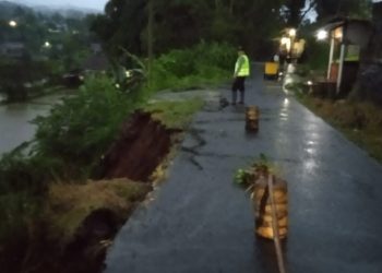 Longsor Terpa Jalan Desa di Kecamatan Caringin, Akses Roda Empat Lumpuh