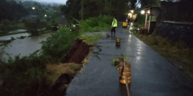 Longsor Terpa Jalan Desa di Kecamatan Caringin, Akses Roda Empat Lumpuh