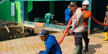 Personel Gabungan Bersihkan Sisa Lumpur di Gedung PCNU Kab Sukabumi Pasca Terendam Banjir