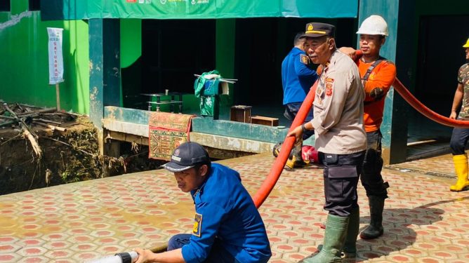 Personel Gabungan Bersihkan Sisa Lumpur di Gedung PCNU Kab Sukabumi Pasca Terendam Banjir