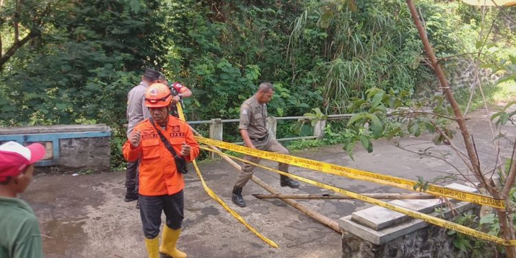 Membahayakan Pengguna Jalan, Polisi Pasang Garis Police Line Jembatan di Parakansalak