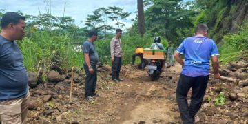 Aksi Sosial Kepolisian Terlibat Evakuasi Jalan Longsor di Simpenan