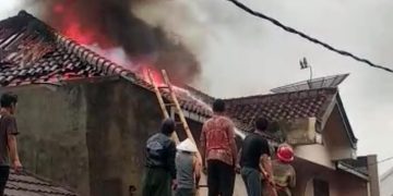 Tersambar Petir, Rumah Warga di Kota Sukabumi Terbakar
