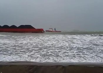 Angin Besar, Empat Kapal Tongkang Kandas di Perairan Palabuhanratu