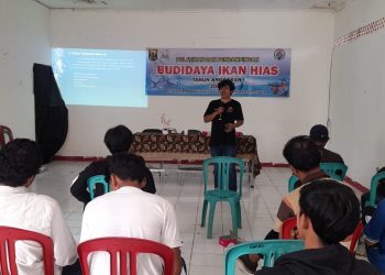 Para Pemuda di Sukaraja Ikuti Pelatihan Budidaya Ikan Hias