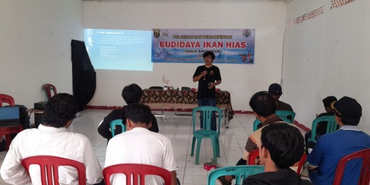 Para Pemuda di Sukaraja Ikuti Pelatihan Budidaya Ikan Hias