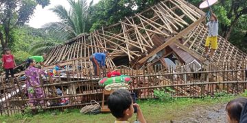 Angin Kencang Bikin Rumah Milik Emak Nenah di Cibitung Ambruk