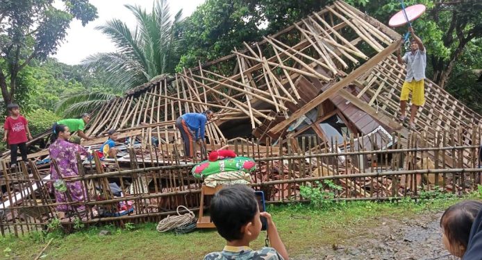 Angin Kencang Bikin Rumah Milik Emak Nenah di Cibitung Ambruk