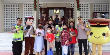 Kapolres dan Polwan Semarakan Misa Natal Gereja di Kota Sukabumi dengan Hadirkan Badut