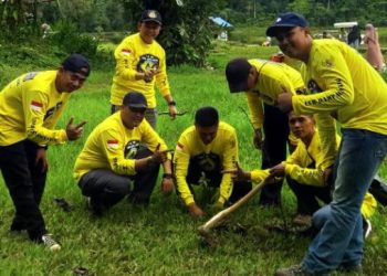Tanam 500 Pohon di Kaki Gunung Gede Pada HUT Ke 30 LSM Dampal Jurig