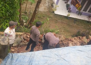 Petugas Evakuasi Material Longsoran di Cikembar, Tiga Rumah Terancam