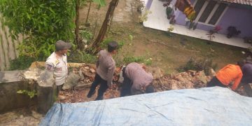 Petugas Evakuasi Material Longsoran di Cikembar, Tiga Rumah Terancam