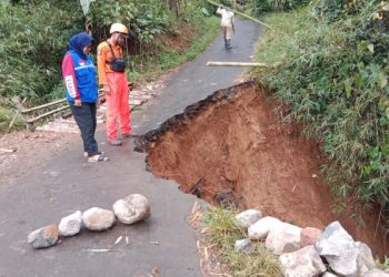 Ruas Jalan Desa di Gegerbitung Alami Longsor