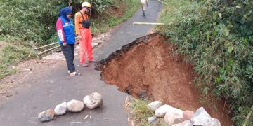 Ruas Jalan Desa di Gegerbitung Alami Longsor