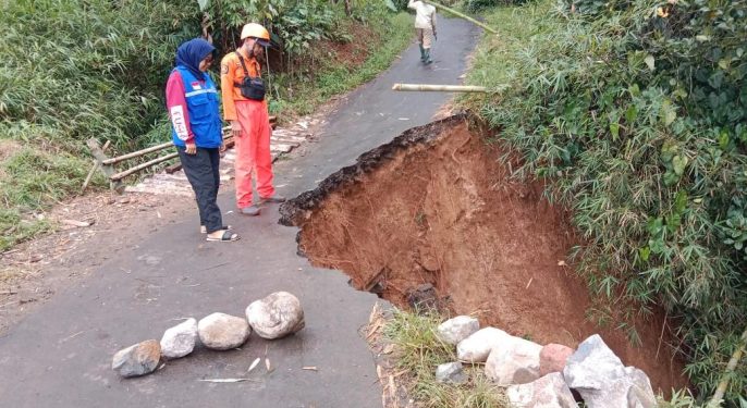 Ruas Jalan Desa di Gegerbitung Alami Longsor