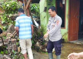 Reaksi Cepat Anggota Polsek Simpenan Sigap Bencana