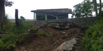 Diguyur Hujan Bangunan PAUD Tergerus Longsor di Bantargadung Sukabumi