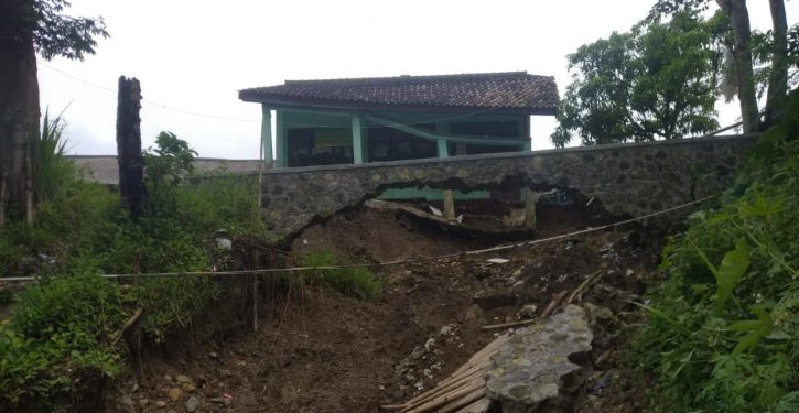 Diguyur Hujan Bangunan PAUD Tergerus Longsor di Bantargadung Sukabumi