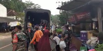 Personel Kodim 0622 Bantu Evakuasi Korban Pergerakan Tanah di Pasirsuren Palabuhanratu