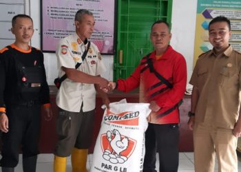 Tim Siaga Bencana Kecamatan Nagrak Sumbangkan Karung Plastik