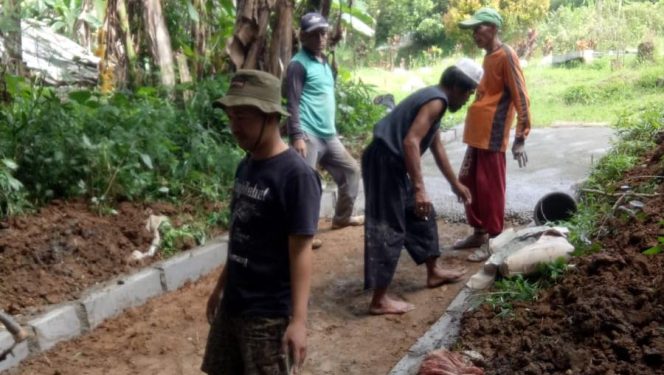 Warga Cikundul Bangun Jalan TPU Joglo dengan Swadaya Gotong-royong
