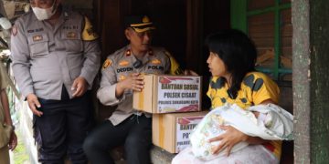 Kapolsek dan Dinsos Bantu Warga Cisaat Pasca Persalinan Mandiri