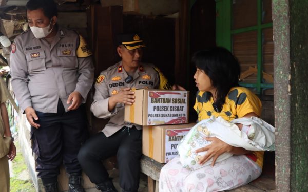 Kapolsek dan Dinsos Bantu Warga Cisaat Pasca Persalinan Mandiri