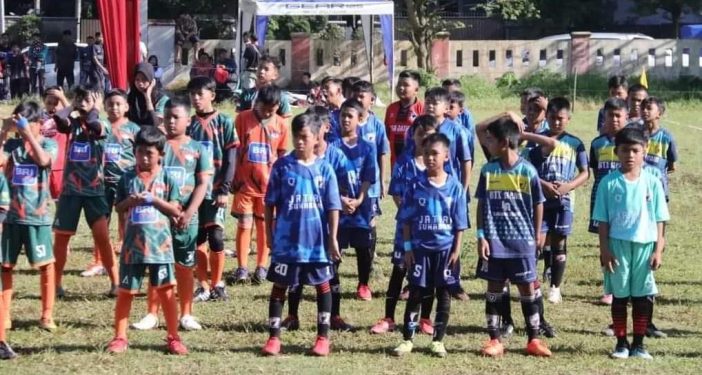 Wabup Iyos Buka Kompetisi Sepak Bola Antar SSB di Cibadak