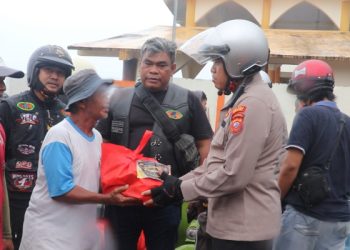 Kapolres Sukabumi Bagikan Sembako untuk Warga Nelayan dan Pedagang Kecil