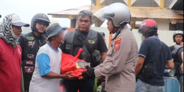 Kapolres Sukabumi Bagikan Sembako untuk Warga Nelayan dan Pedagang Kecil