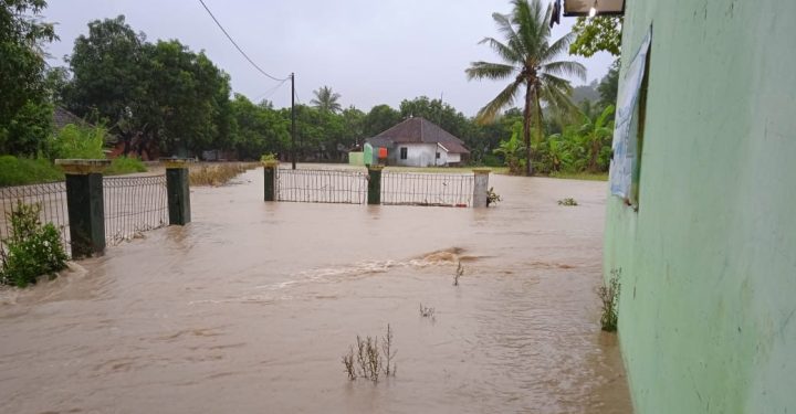 Bangunan SDN Gunungsentul Ciemas Terendam Banjir, Siswa Terpaksa Belajar di Rumah