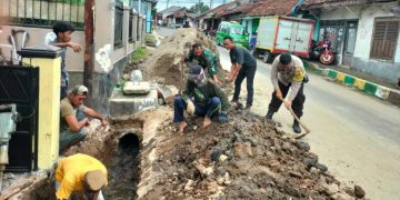 TNI-Polri Jalin Sinergitas Perbaiki Saluran Air Bersama Warga Warudoyong