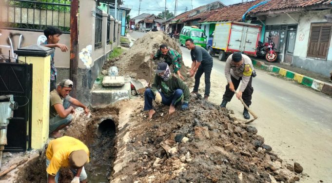 TNI-Polri Jalin Sinergitas Perbaiki Saluran Air Bersama Warga Warudoyong