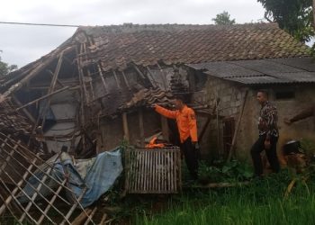 Angin Kencang Terjang Rumah Warga Cikahuripan Kadudampit Nyaris Ambruk
