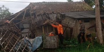 Angin Kencang Terjang Rumah Warga Cikahuripan Kadudampit Nyaris Ambruk